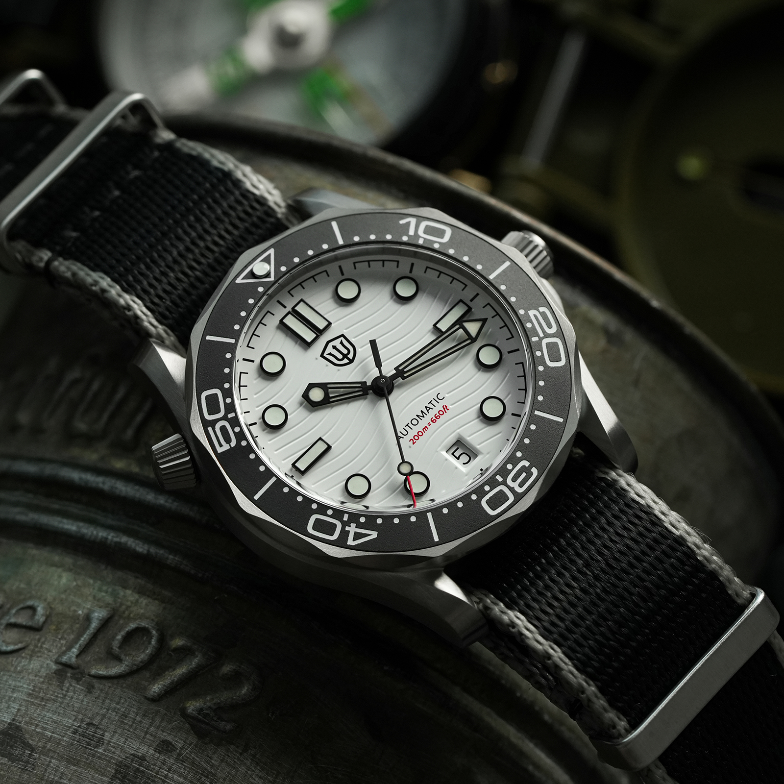 Watchdives Wd007 V4 39Mm NTTD  - đánh giá và giá Plastic Dome Clear